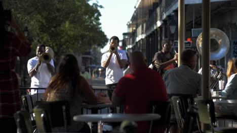 Los-Músicos-Callejeros-Tocan-Para-Los-Turistas-Cafe-Du-Monde-New-Orleans-Louisiana