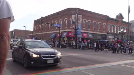 Gente-Celebrando-La-Victoria-Electoral-De-Joe-Biden-En-Las-Calles-De-Boulder,-Colorado