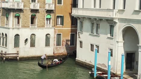 Tourists-on-traditional-gondola-at-Grand-Canal,-Venice