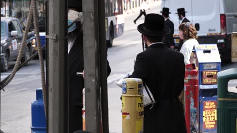 In-Der-Bnei-Brak-Straße-Geht-Ein-Jüdischer-Mann-Zum-Gebet-Und-Trägt-Unrechtmäßig-Eine-Gesichtsmaske