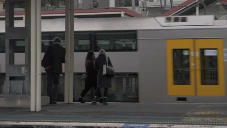 Passagiere-Auf-Dem-Bahnsteig,-Die-Am-Bahnhof-Redfern-Auf-Einen-Zug-Warten-–-Statische-Aufnahme