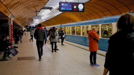 Pasajeros-Con-Máscaras-Faciales-En-La-Terminal-De-La-Estación-De-Metro-U-bahn-En-Munich,-Alemania-Esperando-La-Llegada-Del-Tren