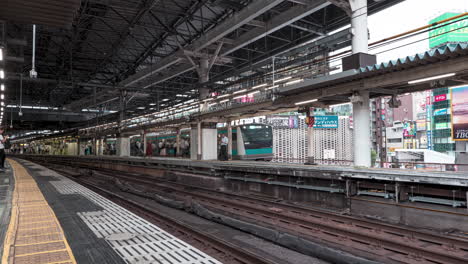 Lapso-De-Tiempo-De-Carga-Y-Descarga-De-Trenes-En-Tokio,-Estación-De-Tren-De-Japón