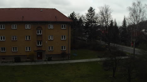 Time-lapse-depicting-a-house-in-the-city-with-a-view-of-the-road-where-the-weather-changes-during-the-day-from-sunny-to-dense,-intense-snow-that-will-cover-the-entire-area-during-the-day-in-few-hours