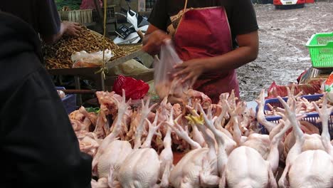 chicken-seller-in-traditional-markets-during-the-corona-pandemic,-covid-19