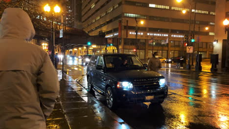 Hombre-Anónimo-Con-Bata-Blanca-Y-Capucha-Paseando-Por-El-Centro-De-Chicago-En-Una-Noche-Lluviosa