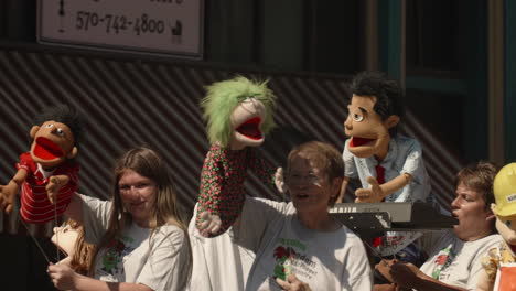 Desfile-De-Carrozas-Con-Títeres,-Cámara-Lenta