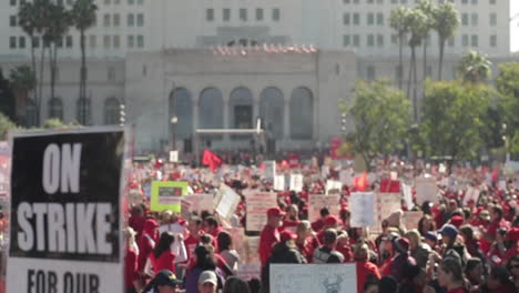 Enfoque-En-Rack,-Gran-Multitud-Frente-Al-Ayuntamiento-En-La-Huelga-De-Docentes-De-Lausd