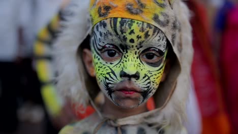 Niño-Con-Pintura-Lepord-Y-Rostro-Disfrazado-De-Cerca