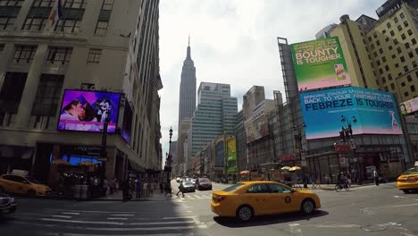 Esperando-Junto-A-Una-Calle-Concurrida-En-El-Centro-De-Nueva-York-Con-Taxis-Amarillos