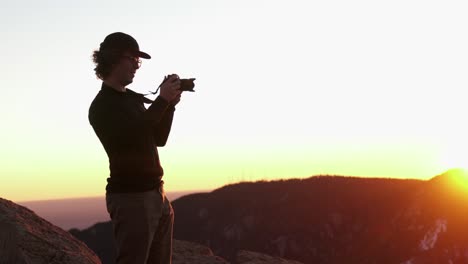 Joven-Fotógrafo-En-La-Cumbre-De-La-Cúpula-De-San-Pedro-Toma-Una-Foto-Del-Atardecer