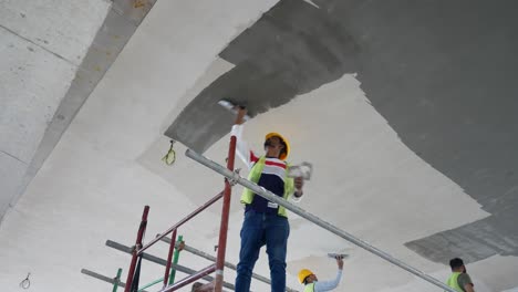 Bauarbeiter-Führen-Auf-Der-Baustelle-Deckenuntersichtsspachtelarbeiten-Durch