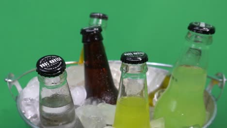 1-3-Bebidas-Naturales-De-Frutas-Carbonatadas-De-Soda-Surtidas-Rotativas-En-Un-Cubo-De-Hielo-Cubos-Rellenos-Metálicos-Fondo-Pantalla-Verde-En-Bucle-Video-De-3-Partes-Para-Anuncios-Fáciles-Y-Rápidos