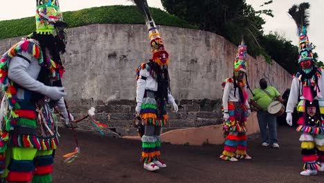 Bermuda-Gombeys-Bailando-En-Las-Calles-De-Bermuda-Para-Celebrar-El-Día-De-Año-Nuevo-A-Pesar-De-Covid19-Bajo-Las-Pautas-Del-Gobierno-De-Bermuda