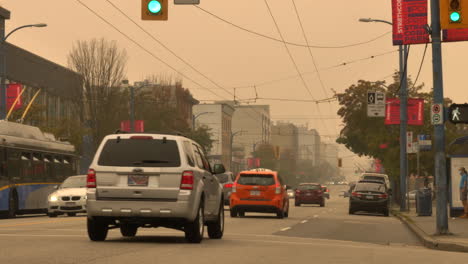 Morning-Skies-Fill-With-Smoke-From-Wildfires-Reaching-The-Grandville-And-Helmcken-Streets-Downtown-Vancouver,-Canada---Medium-Shot