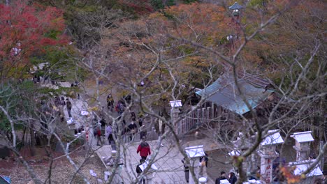 Multitud-De-Personas-Con-Mascarillas-En-El-Templo-Japonés-Durante-La-Pandemia-De-La-Corona