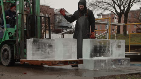 Operador-De-Montacargas-Trayendo-Bloques-De-Hielo-Al-Escultor,-Cámara-Lenta