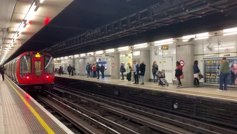 El-Metro-De-Londres-Tiene-Más-De-150-Años-Y-Es-Uno-De-Los-Sistemas-De-Tránsito-Rápido-Más-Grandes-Del-Mundo