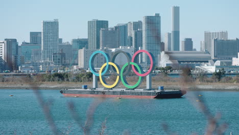 Eine-Feste-Aufnahme-Des-Denkmals-Der-Olympischen-Ringe-Vor-Der-Küste-Des-Odaiba-Marine-Park-In-Tokio,-Japan