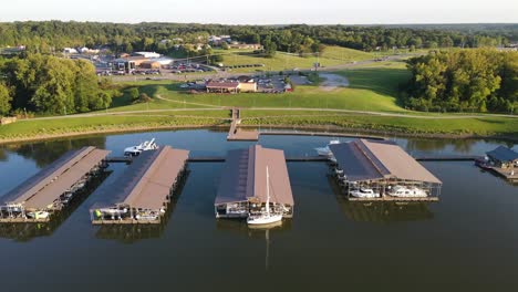 Schließung-Der-Schifffahrtsindustrie-Durch-Coronavirus-Im-Yachthafen-Von-Clarksville