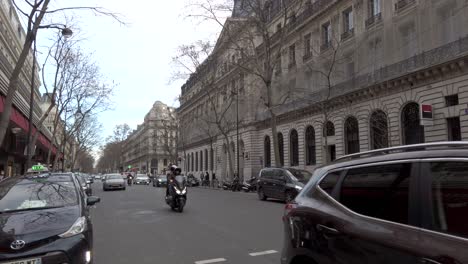 Statische-Aufnahme-Des-Pariser-Verkehrs-In-Der-Nähe-Der-Geschlossenen-Galeries-Lafayette-Während-Des-Coronavirus-Ausbruchs,-Frankreich