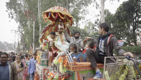 Boda-India-En-Pandemia-De-Corona,-Novio-En-Carruaje-En-Buggy-En-India