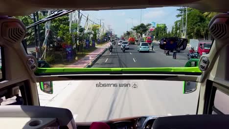 Viaje-Dentro-De-Un-Autobús-De-Doble-Cristal,-Moderno-Autocar-Turístico-En-Las-Calles-De-La-Ciudad-De-Magelang