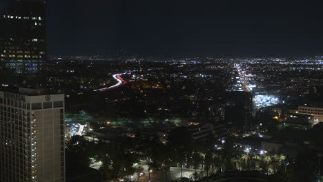 Lapso-De-Tiempo-Nocturno-De-Las-Concurridas-Calles-De-Los-ángeles,-Tráfico-Corriendo-En-El-Bulevar-Lankershim-En-Universal-City