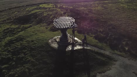 Canto-Aéreo-Sonando-árbol-Panóptico-Musical-Escultura-En-Lancashire-Senderismo-Campo-Amanecer-Amanecer-Inclinar-Hacia-Abajo