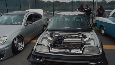 Modifizierter-Honda-Civic-Und-Chevy-Bel-Air-Auf-Einer-Autoshow-Auf-Der-Driftcon-2018