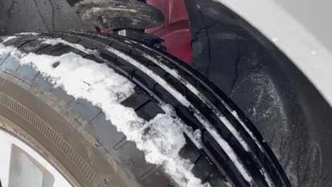 Primer-Plano-De-Un-Neumático-De-Automóvil-Con-Nieve