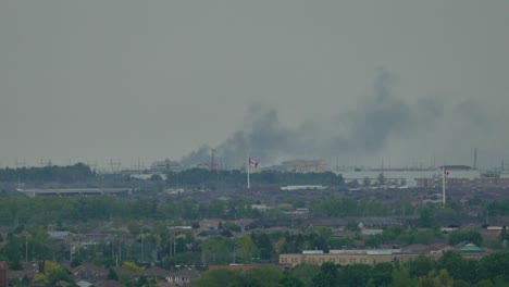 Humo-De-Un-Enorme-Incendio-Que-Se-Eleva-Sobre-El-Paisaje-Urbano-En-Mississauga,-Canadá