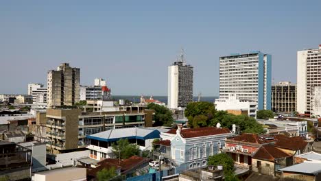 Manaos,-Ciudad-De-Brasil,-Establecimiento-De-Una-Toma-En-Primer-Plano-Con-El-Río-Amazonas-Y-La-Selva-Tropical-En-El-Horizonte