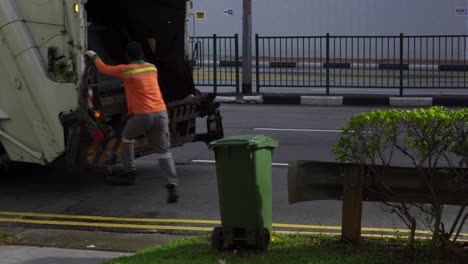 Recolector-De-Basura-Haciendo-Su-Trabajo-Rápido.-Calles-De-Singapur