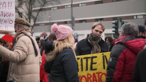 Menschenmenge-Mit-Protestplakaten-Während-Der-Arbeitsdemonstration-In-Mailand