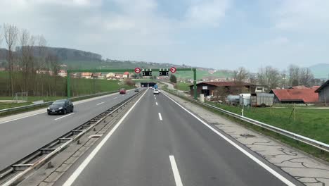 Imágenes-De-Punto-De-Vista-Mientras-Conduce-De-Suiza-A-Alemania-En-Una-Hermosa-Tarde-De-Invierno