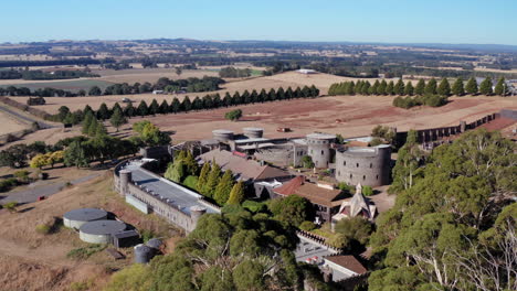 Vista-Aérea-Alrededor-Del-Castillo-Kryal,-Día-Soleado,-En-Australia---Dando-Vueltas,-Disparo-De-Drones