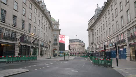 Lockdown-In-London,-Zeitlupenspaziergang-Durch-Die-Verlassene-Regent-Street-Des-Piccadilly-Circus,-Während-Der-Covid-19-Pandemie-2020,-Mit-Einsamem-Spaziergänger