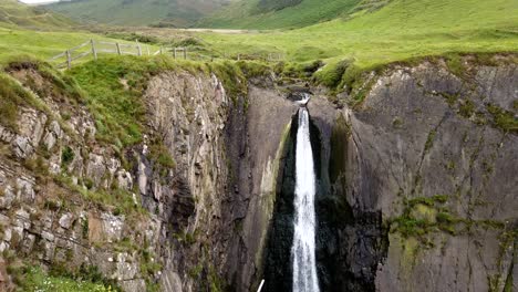 Toma-De-Lapso-De-Tiempo-De-La-Cascada-De-La-Boca-Del-Molino-De-Speke-Con-Paisaje-Rural-En-El-Fondo