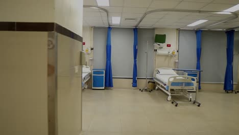 Vorbei-An-Einer-Reihe-Leerer-Betten-In-Der-Krankenstation