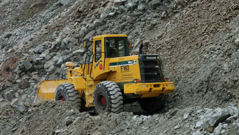 Zwei-Bulldozer-Räumen-Die-Betroffene-Karakoram-Autobahn-In-Der-Gegend-Von-Dasu,-Pakistan,-Auf