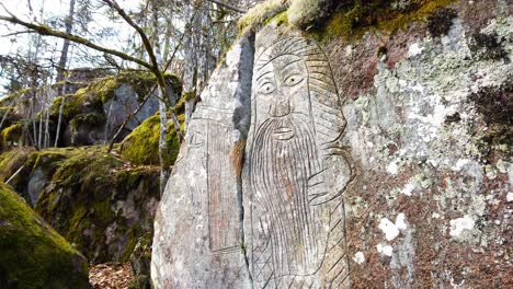 Escultura-Tallada-En-Piedra-En-El-Casco-Antiguo-De-Trollskogen-Park