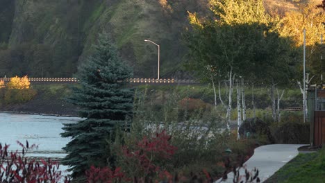 Columbia-River-Gorge-Highway-Verkehr-Blick-Vom-Ziergarten-Am-Flussufer