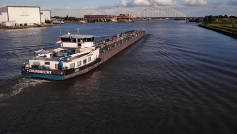 Steuerbord--Und-Heckansicht-Des-Chemietankers-Levi,-Der-Am-Fluss-Noord-Vorbeifährt