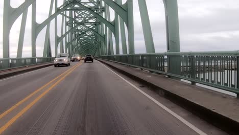 Conduciendo-Sobre-Un-Puente-De-Hierro-Muy-Largo.-Vista-En-Primera-Persona