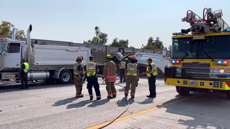 Bomberos-Trabajando-En-La-Escena-Del-Accidente-De-Camión-En-Una-Autopista-Cerrada.