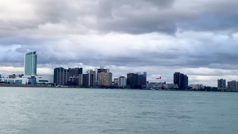 Frente-Al-Río-Detroit-Con-Windsor,-Canadá-En-El-Fondo