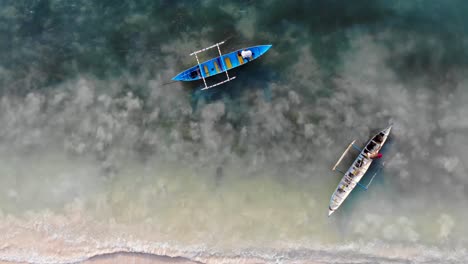 Pescador-En-Sus-Barcos-Artificiales-Que-Trabajan-Justo-Al-Lado-De-La-Playa-Sobre-Arrecifes-Poco-Profundos