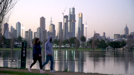 Caminar-Y-Hacer-Ejercicio-Al-Atardecer-Durante-El-Bloqueo-Del-Coronavirus-En-Melbourne,-Australia