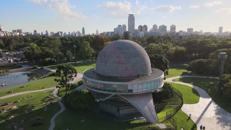 Luftaufnahme-Des-Galileo-Galilei-Planetariums-In-Den-Wäldern-Von-Palermo-Mit-Gebäude-Im-Hintergrund-Tagsüber,-Buenos-Aires